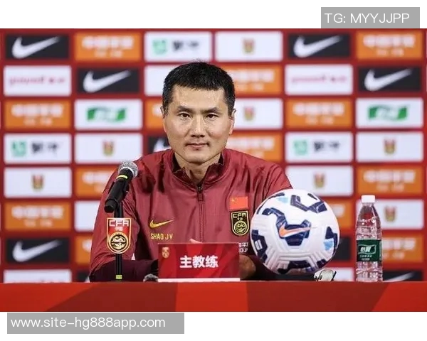 国足主帅邵佳一访问皇马与弗洛伦蒂诺合影并获赠象征荣誉的10号球衣